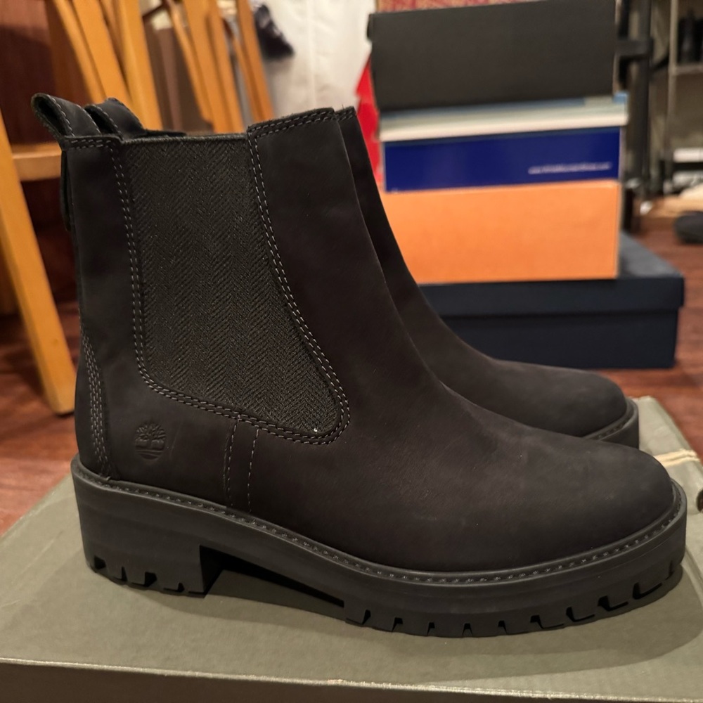 Timberland Women's Courmayeur Valley Chelsea Black Nubuck
